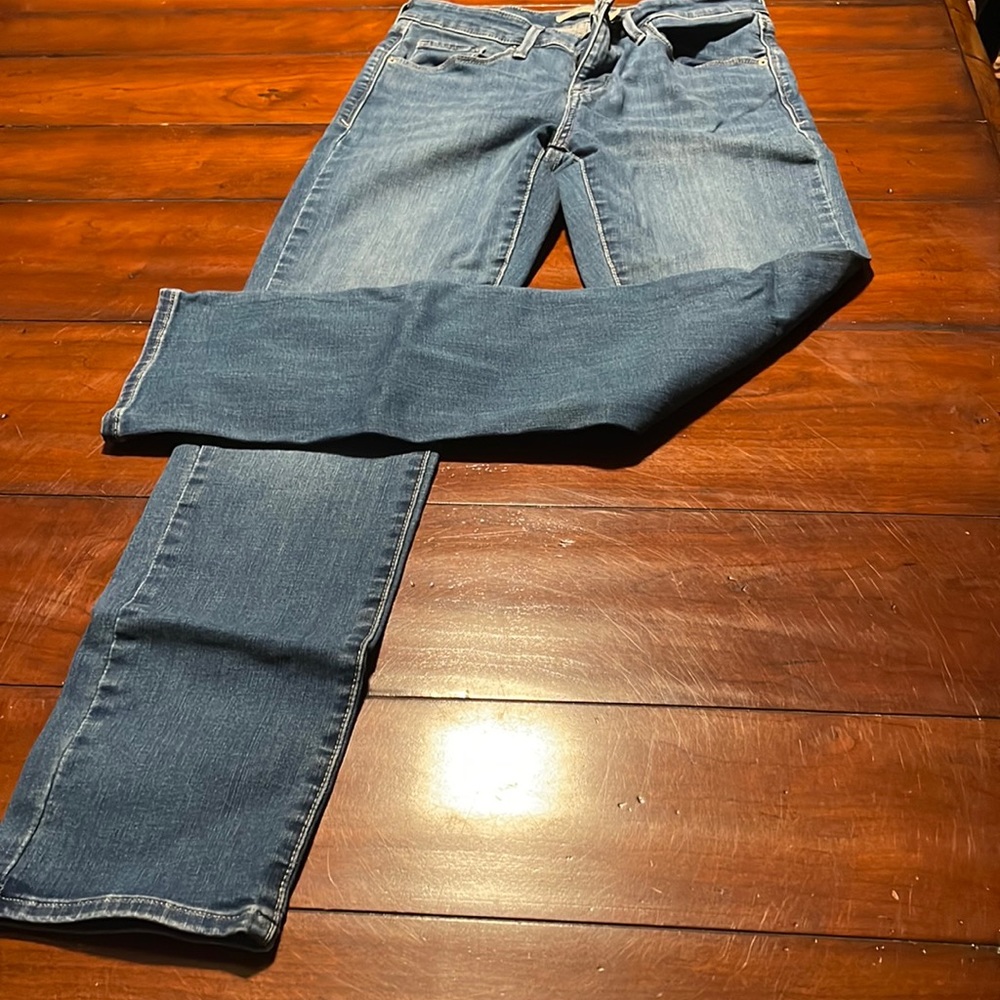 Womens Levi’s size 8 classic mid rise skinny